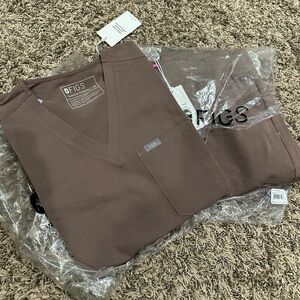 NWT Smokey taupe figs scrub set xs/m